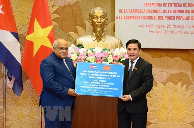 Vietnam presents IT equipment to Cuban legislature